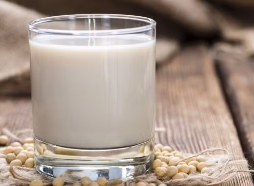 1. Thực phẩm thực vật: Cho dù bạn đang cắt giảm sữa bò hay theo chế độ ăn thuần chay, thì các sản phẩm thực vật như sữa yến mạch và sữa đậu này chính là những lựa chọn phù hợp. Sản phẩm thực vật được dự đoán sẽ trở thành xu hướng thực phẩm hot trong năm 2018. Ảnh: Eatthis.
