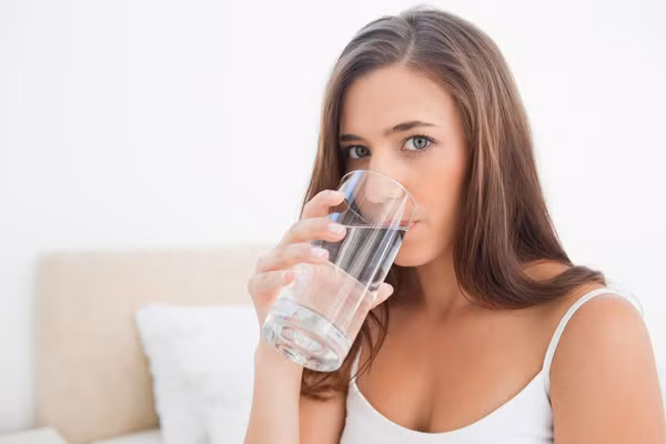 Cải thiện sự trao đổi chất: Nếu bạn bị đau dạ dày, hãy uống một cốc nước ấm lúc thức dậy trước khi ăn sáng. Điều này sẽ cải thiện sự trao đổi chất và cơ thể của bạn sẽ hoạt động đúng cách. Hơn nữa, uống nước ấm lúc này sẽ làm dịu các chứng đau dạ dày và giúp bạn cảm thấy dễ chịu. Ảnh: Internet.