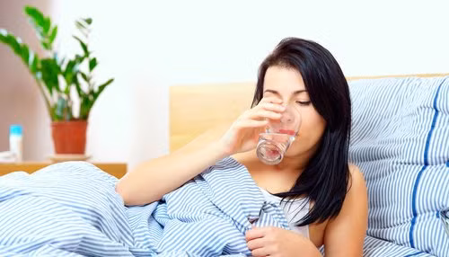 Uống nước ấm không chỉ tốt cho những cơn đau do chuột rút trong kì kinh nguyệt mà còn có tác dụng đối với bất kì cơn đau do chuột rút ở thời điểm nào vì nước ấm khi vào cơ thể giúp cải thiện lưu thông mao mạch và làm thư giãn các cơ bắp. Ảnh: Licdn.