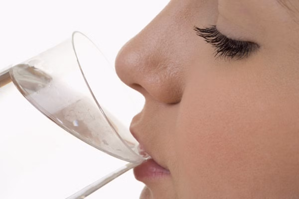 Tăng cường lưu thông máu: Khi bạn uống một cốc nước ấm, các độc tố có trong máu sẽ được loại bỏ khỏi cơ thể qua nước tiểu. Điều này giúp cải thiện lưu thông máu trong cơ thể và làm giảm nguy cơ biến chứng về sức khỏe khác nhau do sự tồn tại chất độc trong máu. Ảnh: Charityworld.