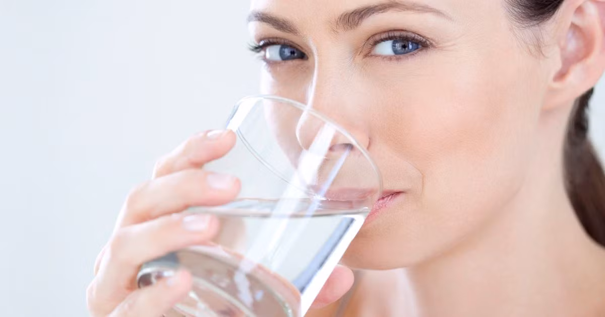 Làm chậm quá trình lão hóa: Uống nước ấm mỗi sáng giúp loại bỏ độc tố trong cơ thể ra ngoài một cách hiệu quả. Nhờ đó, việc làm này cũng có tác dụng làm chậm quá trình lão hóa. Ngoài ra, uống nước ấm còn cải thiện độ đàn hồi của da, giúp bạn luôn có làn da sáng, khỏe mạnh và giảm nếp nhăn. Ảnh: Mirror.