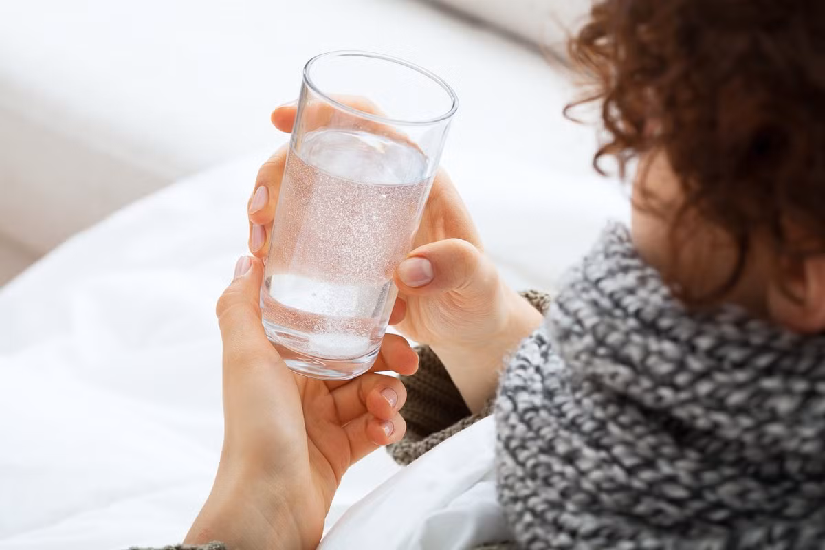 Giảm ho và các triệu chứng cảm lạnh: Uống nước ấm là cách tự nhiên, hiệu quả, không tốn kém để chữa cảm lạnh, ho, đau họng. Tác dụng của uống nước ấm là làm tiêu đờm, giảm cảm giác đau rát họng, giúp hô hấp tốt hơn. Nước ấm cũng có tác dụng chống nghẹt mũi. Khi chúng ta uống nước ấm, mũi sẽ hít phải hơi nước ấm, điều này giúp phòng chống và giảm cảm giác khó chịu khi nghẹt mũi. Ảnh: Mamabee.