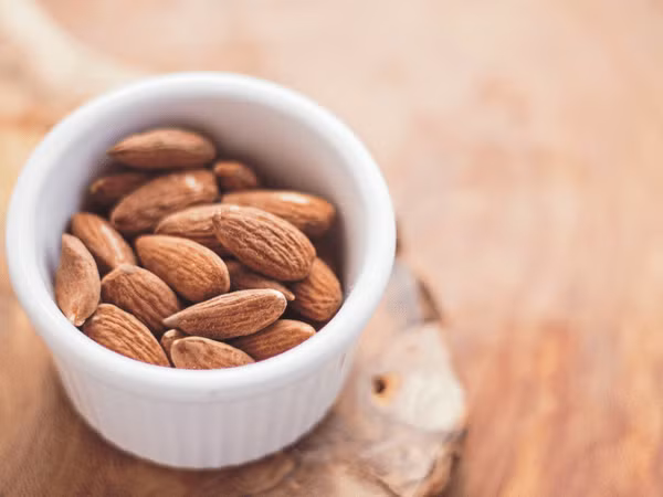 Nếu thiếu vitamin B12, chúng ta có thể mắc các chứng bệnh kinh niên như suy nhược cơ, rối loạn thần kinh, mệt mỏi, ăn mất ngon, trí nhớ kém và thiếu máu. Sau đây là 10 loại thực phẩm giàu vitamin B12 bạn nên thêm vào bữa ăn. Ảnh: Boldsky.