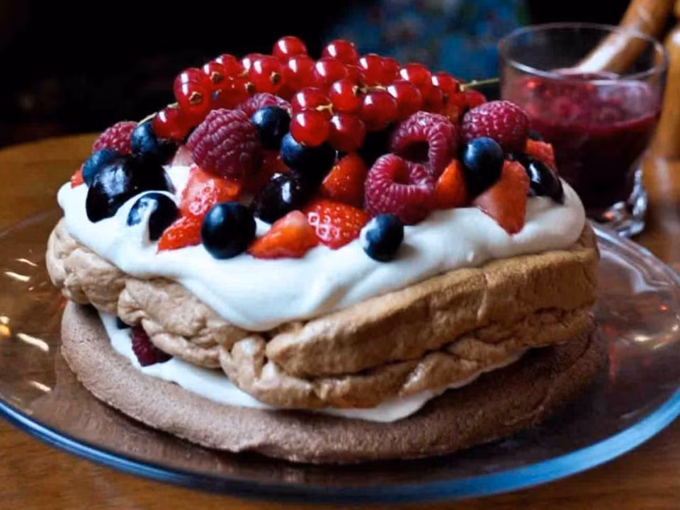 Món bánh ngọt truyền thống dịp Giáng sinh ở Australia là bánh pavlova. Bánh thường được trang trí với kem, dâu tây hoặc kiwi hoặc chanh dây. Ảnh: Flickr.