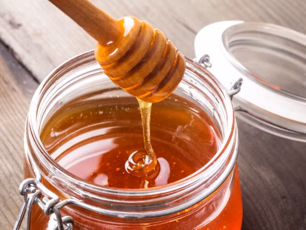 6. Mật ong: Mật ong là một loại thực phẩm nóng nổi tiếng dễ tiêu hóa. Thường xuyên tiêu thụ mật ong sẽ điều chỉnh nhiệt độ cơ thể chúng ta và giúp chống cái lạnh bên ngoài. Hãy tiêu thụ một chút bột quế với một thìa mật ong để giữ ấm vào mùa đông. Ảnh: Boldsky.