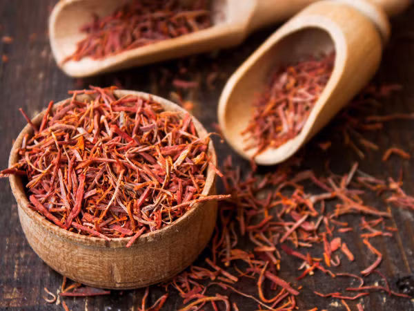 9. Saffron (nhụy hoa nghệ tây): Loại gia vị đắt đỏ này cũng là một chất dẫn nhiệt tuyệt vời. Saffron làm tăng nhiệt độ cơ thể cũng như ngăn ngừa chúng ta bị nhiễm trùng do cảm lạnh và ho. Nó cũng giúp giảm tắc nghẽn chất nhầy trong cơ thể, làm tăng nhiệt cơ thể. Ảnh: Boldsky.