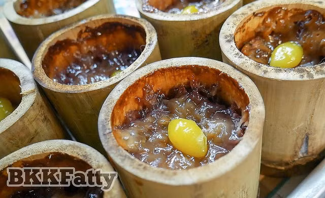 Bánh nếp ống tre (Khao Lam): Cùng kanom jak, đây là 2 món ăn vặt đường phố nổi tiếng ở Thái Lan. Khao Lam còn được làm với kích cỡ nhỏ để dễ mang theo trên đường. Ngoài ra, thay vì bột gạo nếp, Khao Lam còn có các biến thể như đậu đen, bạch quả…