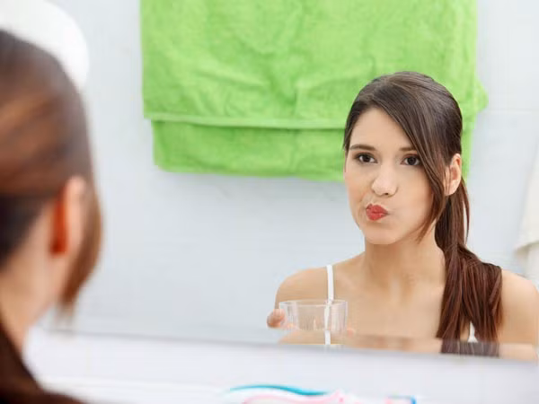 10. Súc miệng nước muối ấm: Phương pháp này sẽ làm giảm đau họng và giảm các triệu chứng của cảm lạnh. Nó cũng sẽ nới lỏng chất nhầy và giúp loại bỏ chúng ra khỏi cơ thể. Muối sẽ giết chết các vi khuẩn gây bệnh và giúp làm dịu cổ họng bị kích thích. Ảnh: Boldsky.