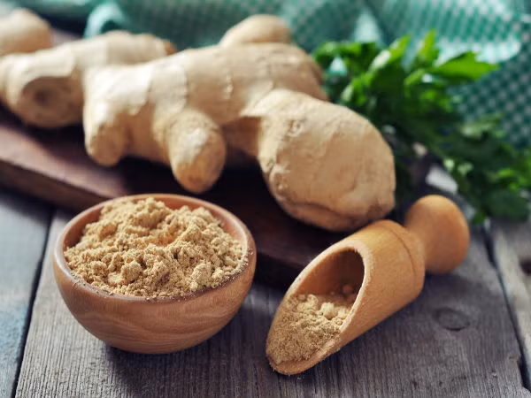 1. Trà gừng: Đây là thức uống tuyệt vời để điều trị bất kỳ rối loạn hô hấp nào nhờ tính chất chống viêm của nó. Trà gừng cũng có hiệu quả trong việc phòng ngừa bệnh viêm phổi. Trà gừng sẽ giúp bạn hồi phục nhanh chóng khi bị viêm phổi. Chỉ cần lấy vài lát gừng tươi bỏ vào một chén nước đun sôi đổ ra cốc. Sau đó, bạn thêm vài lát chanh và chút mật ong rồi thưởng thức khi còn ấm. Ảnh: Boldsky.