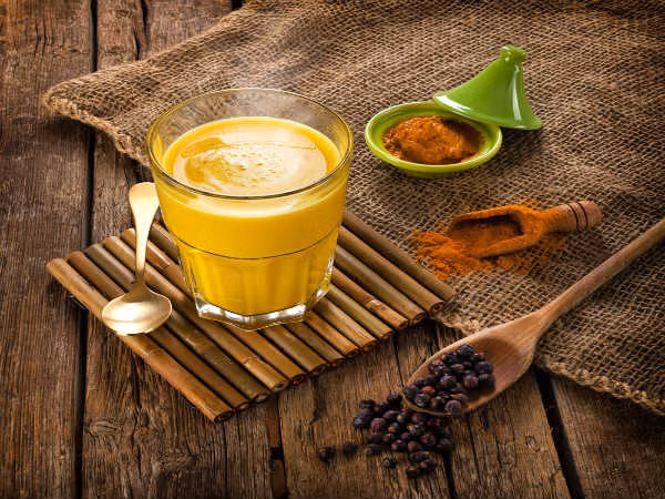 2. Nghệ: Các đặc tính dược phẩm của nghệ giúp loại bỏ chất nhờn ra khỏi phổi. Nó cũng làm dịu chứng viêm và giúp chống lại nhiễm trùng. Phương pháp trị liệu từ bột nghệ sẽ giúp bạn trị viêm phổi hiệu quả. Trộn bột nghệ và bột tiêu đen vào cốc sữa ấm và uống để nhanh chóng đẩy lùi bệnh viêm phổi. Ảnh: Boldsky.