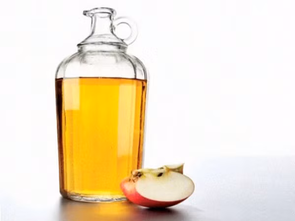 Giúp cơ thể chống bệnh tật: Giấm táo có chứa một số chất chống oxy hóa giúp giữ cho cơ thể khỏe mạnh và vận hành trơn tru. Các chất chống oxy hóa như catechin, axit gallic, axit caffeic và chlorogenic có thể giúp cơ thể chống lại bệnh tật. Ảnh: Boldsky.