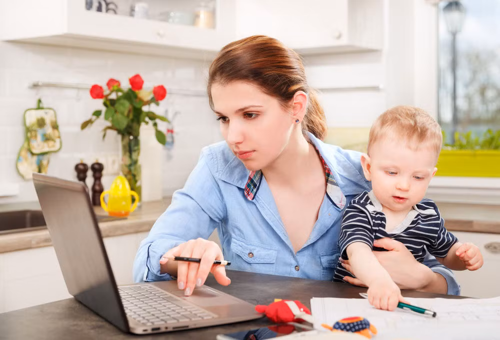 Hai mẹ con cùng làm việc. Ảnh: Internet.