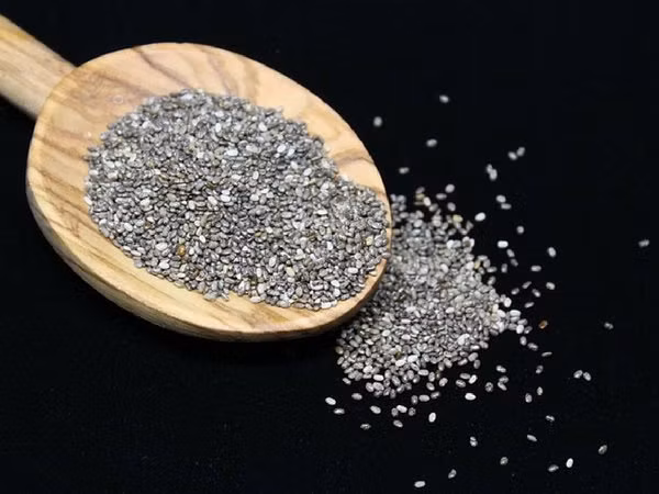 Uống nước hạt chia sẽ giữ cho bạn sức bền trong hoạt động về thể chất và cả chuyện “yêu”. Ảnh: Boldsky.