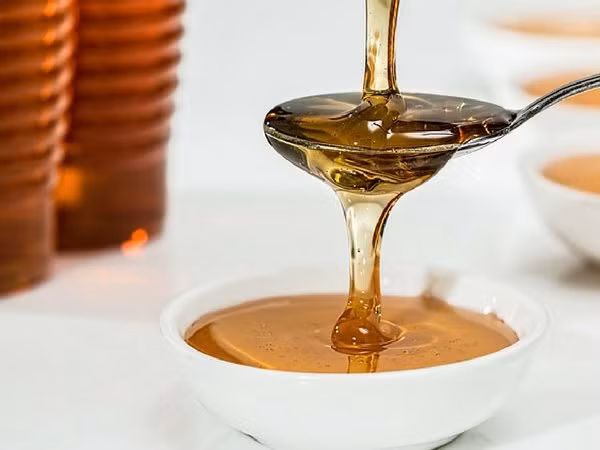 Mật ong kết hợp với sữa sẽ giúp duy trì sức khỏe “chuyện ấy” ổn định. Ảnh: Boldsky.
