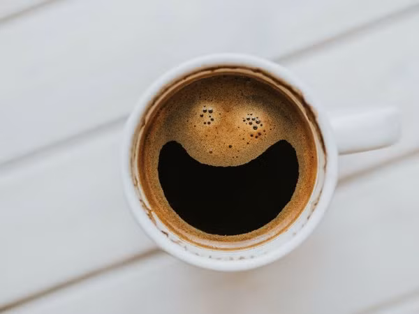 Thưởng thức tách cà phê hàng ngày giúp bạn lấy lại được bản lĩnh đàn ông khi “yêu”. Ảnh: Boldsky.