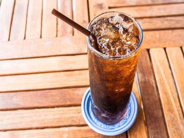 Soda: Các loại nước uống có ga có thể ảnh hưởng đến trạng thái ngủ của bạn. Soda có đường chứa nhiều chất phụ gia có thể gây ra những giấc mơ kỳ lạ. Ảnh: Boldsky.