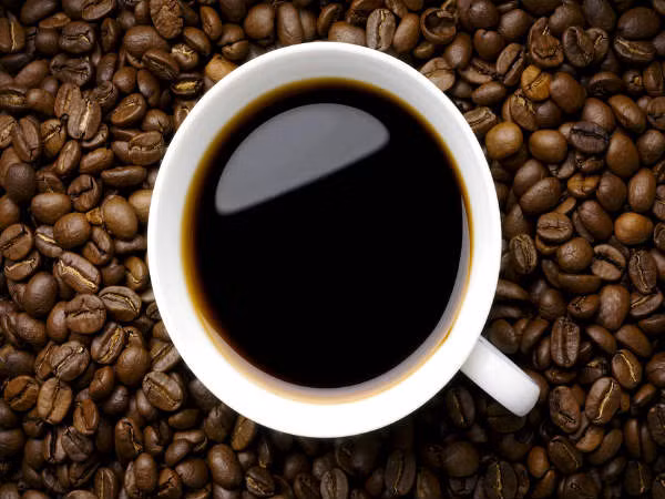 Caffeine: Sử dụng caffeine trước khi ngủ rất hại vì hai lý do. Thứ nhất, nó có thể làm cho bạn khó ngủ. Thứ hai, nó có thể kích hoạt hoạt động não gây ra những giấc mơ xấu. Ảnh: Boldsky.