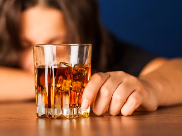 Rượu: Chúng ta đều biết rằng rượu có tác dụng gần như là thuốc an thần nhưng nó lại giết chết chất lượng giấc ngủ. Trên hết, rượu chính là nguyên nhân gây ra những giấc mơ đáng sợ và bồn chồn trong đêm. Một số người thậm chí có thể những điều kỳ quái trong giấc ngủ sau khi say rượu. Ảnh: Boldsky.