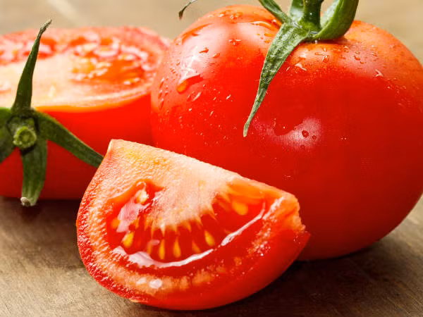 Hàm lượng axit amin và lycopene trong cà chua có thể làm tăng sự phát triển của cơ trong mông và giúp vòng 3 căng tròn săn chắc hơn. Ảnh: Boldsky.