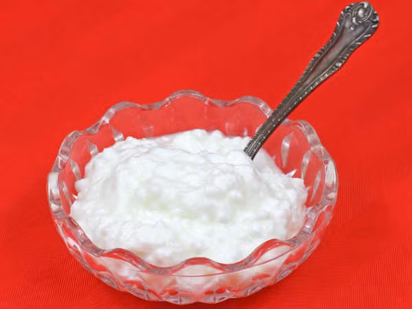 n sữa chua hoặc sữa đông thường xuyên cũng có thể xây dựng cơ bắp ở vùng mông vì nó chứa protein và canxi. Ảnh: Boldsky.