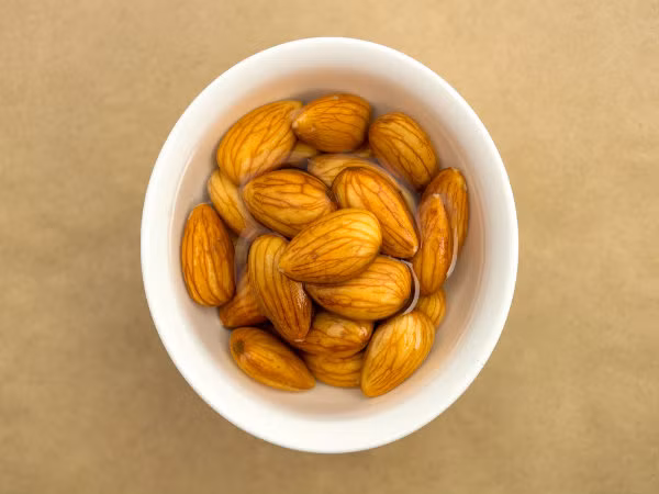 Ăn nhiều hạnh nhân hàng ngày cũng có thể giúp bạn tăng khối lượng cơ trong vùng mông. Ảnh: Boldsky.