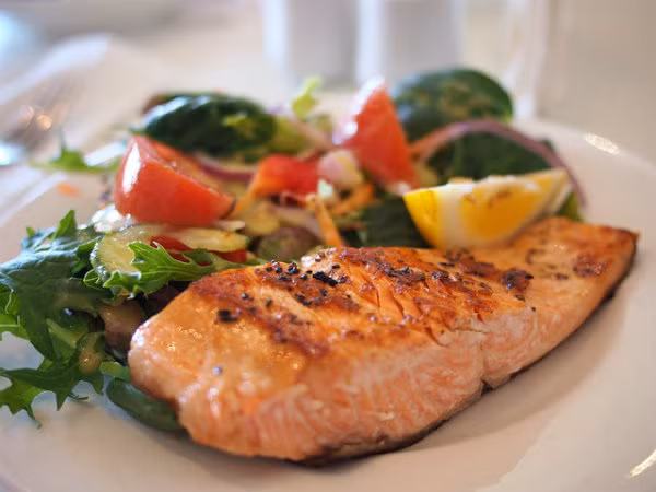 Axit béo omega-3 trong cá có thể kích thích sự phát triển của các mô cơ trong mông và làm cho chúng trở nên tròn đầy. Ảnh: Boldsky.