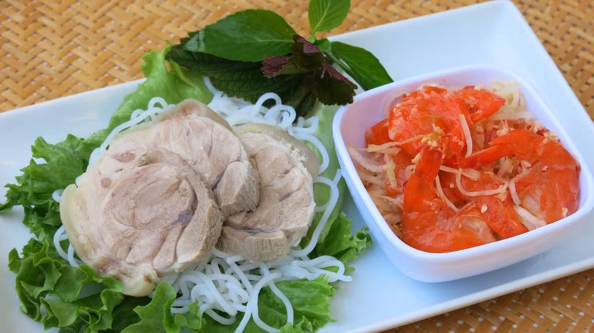 Bánh ram ít: Đây là món ăn dân gian được truyền vào cung đình Huế từ lâu rất được các triều Vua nhà Nguyễn ưa thích. Ngày nay, bánh ram ít trở thành đặc sản mà người dân Huế tự hào dùng để giới thiệu với du khách. Khi ăn bánh ta sẽ cảm nhận được cả vị dẻo của bột nếp, sự đậm đà của nhân tôm thịt của phần bánh ít bên trên và cái giòn rụm của phần bánh ram phía dưới vừa ngon vừa rất lạ miệng. Ảnh: Internet.
