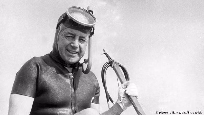Thủ tướng Úc Harold Holt mất tích bí ẩn.