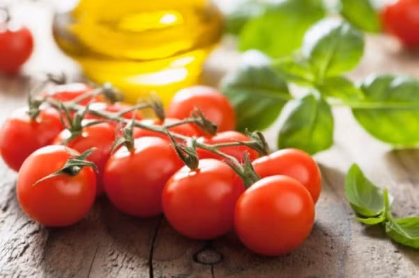 12. Cà chua: Cà chua là nguồn cung cấp nhiều lycopene, chất làm giảm viêm và bảo vệ bạn khỏi ung thư. Ngoài ra, cà chua còn giàu vitamin C, kali, những dưỡng chất tốt cho sức khỏe. Ảnh: iStock.