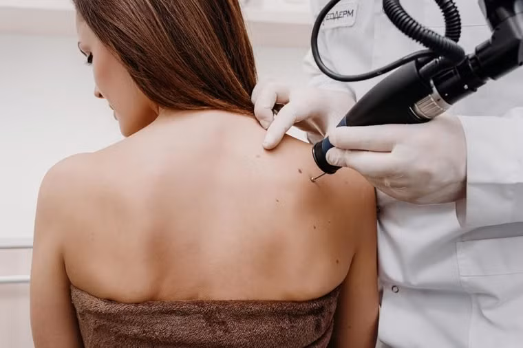 11. Làn da là nguyên nhân gây bụi bẩn trong nhà: Ít ai biết rằng, một số lượng lớn bụi bẩn trong nhà bạn là do các lớp da chết của bạn tạo ra. Có thể hiểu rằng, các tế bào chết đi tới 30.000 - 40.000/phút và cứ như vậy trong suốt 24 giờ và thậm chí là quanh năm sẽ tạo nên một số lượng bụi bẩn rất lớn. Ảnh: Shutterstock. 