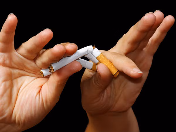 Lên danh sách tất cả nguy cơ sức khoẻ về hút thuốc: Lập danh sách tất cả các nguy cơ về sức khoẻ khi hút thuốc lá và dán chúng vào bàn làm việc và ở một vài nơi xung quanh nhà bạn. Thói quen này cũng có thể khuyến khích bạn bỏ thuốc. Ảnh: Boldsky.