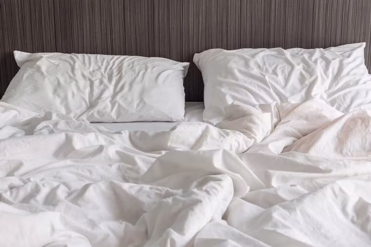 Thường xuyên thay vỏ gối: Ngay cả khi bạn tích cực rửa mặt vào ban đêm, việc không thay vỏ gối thường xuyên có thể gây ra mụn trứng cá. Khi bạn không thay vỏ gối ba ngày một lần, dầu bẩn sẽ tích tụ và khi bạn nằm lên gối vào ban đêm, các chất gây bít này có thể làm tắc nghẽn các lỗ chân lông. Ảnh: Shutterstock.