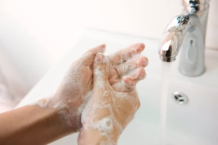 Rửa tay sau khi thể dục: Chắc chắn, thể dục thường xuyên sẽ giúp chúng ta khỏe mạnh, nhưng nếu chúng ta không thận trọng vệ sinh bàn tay, chúng ta có mọc thêm nhiều mụn nhọt bởi vì thiết bị phòng tập thể dục có chứa đầy vi khuẩn. Điều tốt nhất là bạn nên tránh chạm vào mặt bạn khi chơi thể thao hoặc tập thể dục. Sau khi tập, hãy rửa tay sạch sẽ. Ảnh: Shutterstock.
