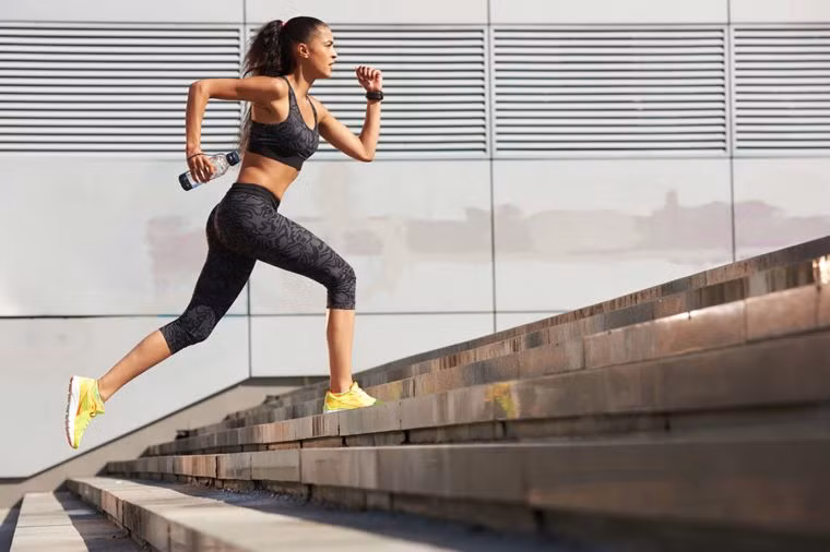 Kiểm soát cân nặng: Có một mối liên quan giữa mức độ nghiêm trọng của mụn trứng cá và bệnh béo phì. Để hạn chế tối đa nguy cơ lên mụn trứng cá, bạn hãy giữ chỉ số khối cơ thể (BMI) trong phạm vi lý tưởng bằng cách tập thể dục, ăn uống đúng cách và giảm lượng đường nạp vào cơ thể. Ảnh: Shutterstock.