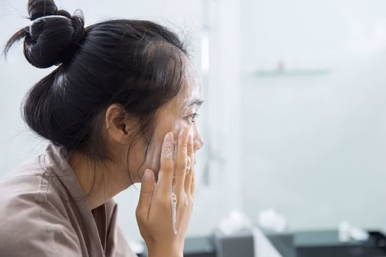 Đừng quên rửa mặt: Theo bác sĩ Joshua Zeichner, giám đốc nghiên cứu về thẩm mỹ và mỹ phẩm và trợ lý giáo sư da liễu ở Mount Sinai, thành phố New York (Mỹ), bạn có thể bắt đầu ngăn ngừa mụn trứng cá bằng cách chọn loại sữa rửa mặt và tần suất sử dụng. Việc rửa mặt thường xuyên được chứng minh là có khả năng cải thiện sự xuất hiện của mụn trứng cá. Ảnh: Shutterstock.