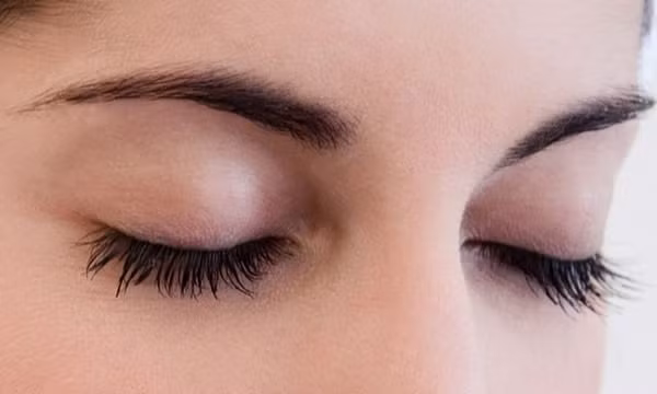 9. Trang điểm lông mi và lông mày: Đây là một cách tuyệt vời để làm cho đôi mắt bạn lung linh hơn. Trang điểm lông mi và lông mày cũng có thể thực hiện rất nhanh chóng và dễ dàng tại nhà. Ảnh: Wonderlist.