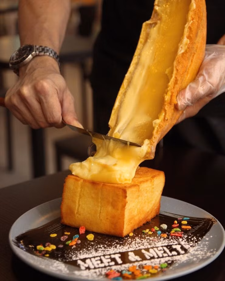 7. Phomai chảy không cần bỏ lò vi sóng: Raclette là một món ăn của Thụy Sỹ đang được ưa chuộng ở nhiều nơi trên thế giới. Nó được làm từ phomai chảy được cắt trực tiếp vào đĩa của bạn.