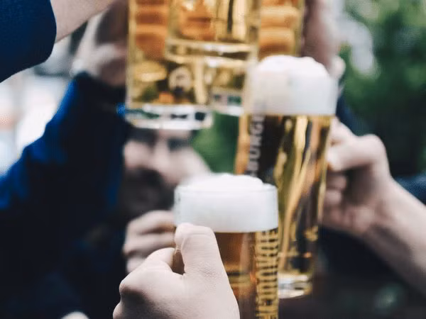 Nghiên cứu đã chỉ ra rằng tiêu thụ rượu dẫn đến chất béo tích tụ chủ yếu vào vùng bụng. Ảnh: Boldsky.