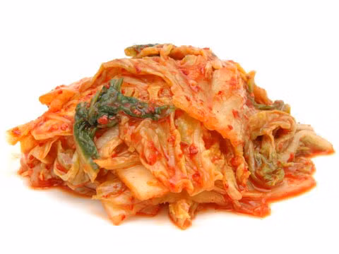 Kimchi: Là món ăn truyền thống của Hàn Quốc, kimchi cải thảo được muối khá chua và cay. Thực phẩm này chứa các vitamin, canxi và probiotic, những chất rất tốt cho sức khỏe và hỗ trợ giảm cân. Ảnh: RD.