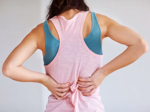 7. Giúp giảm đau lưng: Uống nước ép khoai tây thường xuyên giúp giảm chứng đau lưng do viêm khớp. Chà miếng khoai tây trực tiếp lên vùng bị đau sẽ làm giảm sưng tấy. Ảnh: Boldsky.
