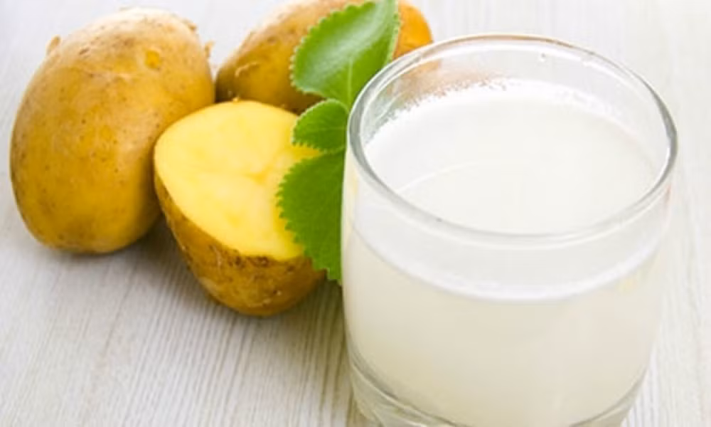 Khoai tây là một loại thực phẩm rất phổ biến nhờ giàu chất dinh dưỡng như tinh bột, carbohydrate phức tạp, protein và nhiều vitamin, chất khoáng. Ngoài ra, củ này còn chứa nhiều vitamin C, A và vitamin B, axit folic, sắt, canxi, kali… Nước ép khoai tây được coi như là một trong những phương thuốc từ thiên nhiên hiệu quả. Ảnh: Internet.