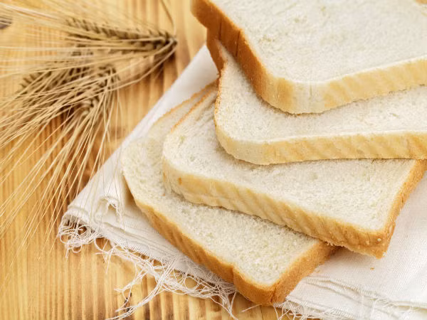 1. Bánh mì trắng: Bạn nên tránh bánh mì trắng vào bữa ăn trưa. Nó chứa rất ít chất xơ và chỉ số đường huyết cao (GI), có khả năng làm tăng mức đường trong máu và có thể gây ra sự sụt giảm năng lượng và còn làm bạn thèm ăn hơn. Do đó, đây là thực phẩm nên tránh ăn vào bữa trưa. Ảnh: Boldsky.