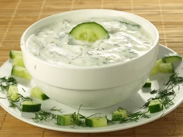 9. Salad rau: Một bát salad với rau diếp, dưa chuột, cà rốt không phải một bữa trưa. Món salad này có quá ít protein để giúp bạn đủ no đến bữa tối. Vì vậy, bạn nên chọn những lựa chọn dinh dưỡng khác. Ảnh: Boldsky.