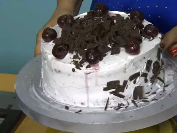 10. Bánh ngọt, bánh quy và bánh kem: Đây được xem là những thực phẩm cực kỳ không lành mạnh. Chúng thường được làm bằng đường tinh luyện, bột mì tinh chế và thêm chất béo, những thức rất không lành mạnh cho cơ thể. Ảnh: Boldsky.