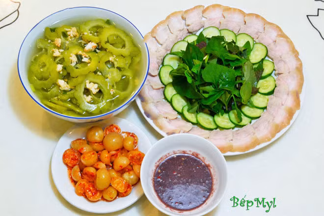Vét sạch nồi cơm với thịt luộc chấm mắm tôm và cà muối Vet sach noi com voi thit luoc cham mam tom va ca muoi