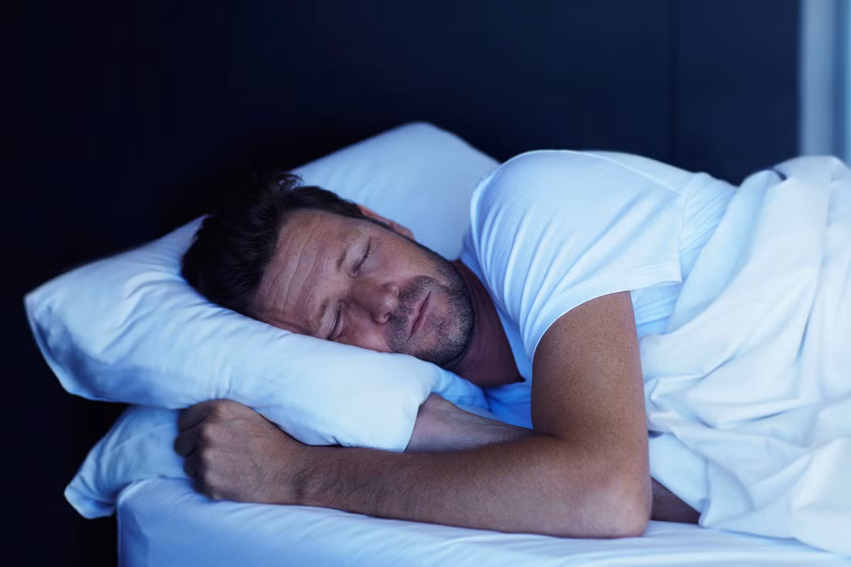 Ngủ trong một phòng ngủ khác: Nhiều người bị trầm cảm cũng bị mất ngủ và việc chuyển vị trí ngủ có thể giúp ích. Bạn cũng có thể giảm chứng mất ngủ bằng cách thức dậy vào cùng một thời điểm mỗi ngày, không bao giờ ngủ trưa quá 20 phút, tránh xa caffein khoảng 3 giờ và thư giãn trong một giờ trước khi đi ngủ. Đừng bỏ lỡ những phương pháp chữa chứng mất ngủ thực sự hiệu quả này. Ảnh: iStock.