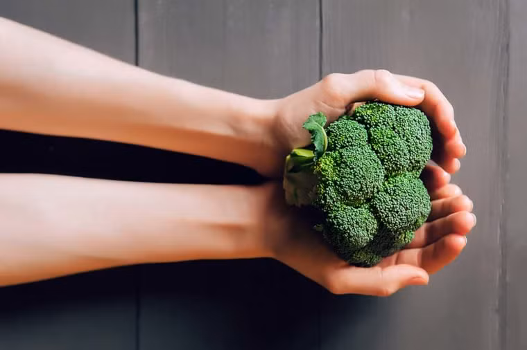 Kiểm soát đường ruột và viêm đại tràng: Nếu bạn ăn thực phẩm lên men mỗi ngày (gợi ý là bông cải xanh), bạn có thể cải thiện sức khỏe ruột của bạn. Trong nghiên cứu về rau cải, các nhà nghiên cứu tìm thấy nó để giúp duy trì các vi khuẩn lành mạnh, làm giảm viêm ở lớp lót của ruột. Ảnh: Shutterstock.