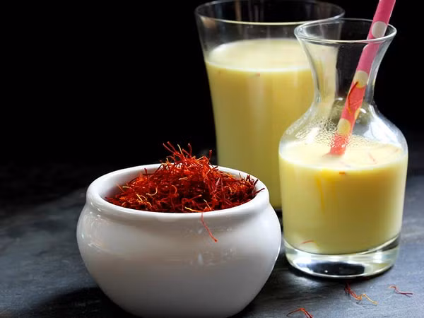 Saffron, hay còn gọi là nhụy hoa nghệ tây, là một trong những loại gia vị đắt đỏ bậc nhất được sử dụng làm chất làm màu. Sau đây là một số lợi ích chính của việc uống sữa pha nhụy hoa nghệ tây. Ảnh: Boldsky.