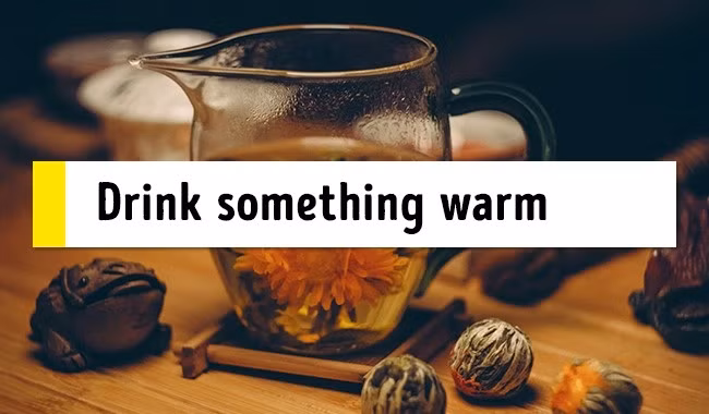 Uống một tách trà thảo mộc ấm hoặc cốc sữa ấm giúp bạn dễ dàng chìm vào giấc ngủ không mộng mị. Ảnh: Pexels.