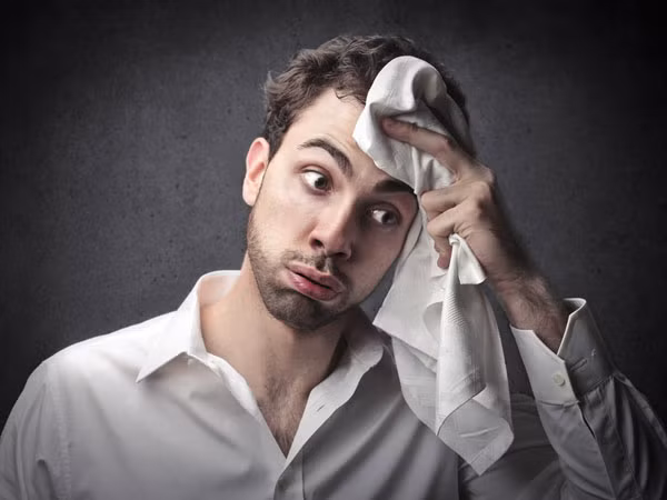 Giảm trầm cảm: Tắm nước lạnh giúp kích thích điểm màu xanh của não là nguồn chính của noradrenaline, một chất giúp giảm nhẹ trầm cảm. Ảnh: Boldsky.